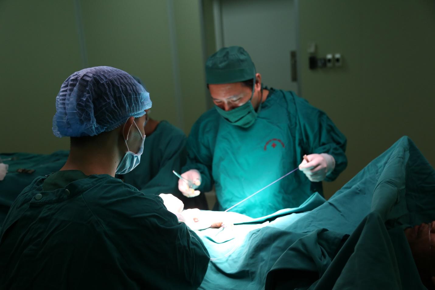 Phẫu thuật tạo hình cho bệnh nhân 10 năm bí tiểu do hẹp niệu đạo