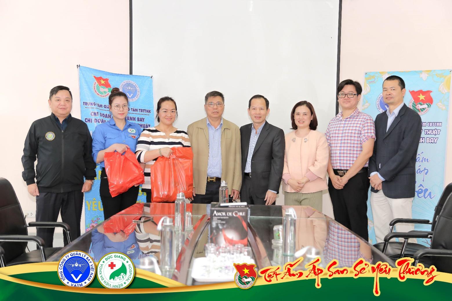 Chi đoàn điều hành bay và Chi đoàn khai thác kĩ thuật thuộc Tổng công ty quản lý bay Việt Nam thăm hỏi và tặng quà bệnh nhân dịp Tết 2023
