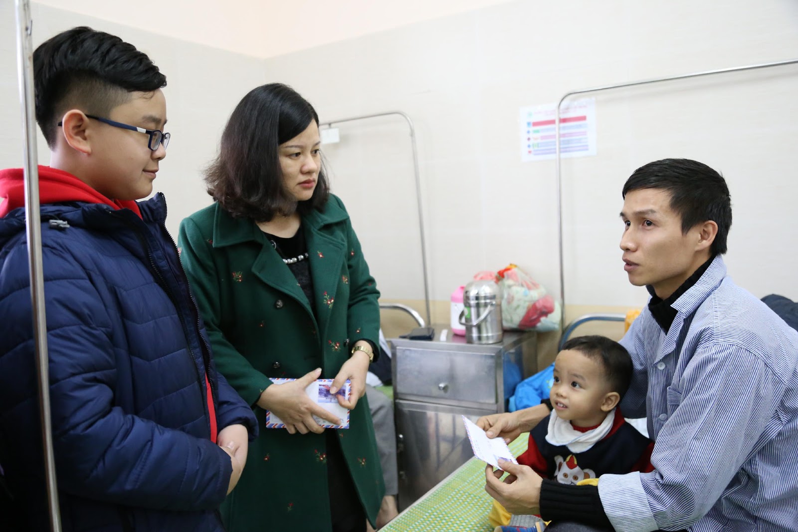 Trường THCS Đô Thị Việt Hưng tặng quà cho các bệnh nhi có hoàn cảnh khó khăn nhân dịp cuối năm